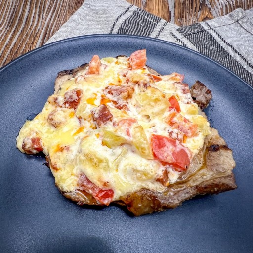 Мясо с колбасками, перцем и томатами