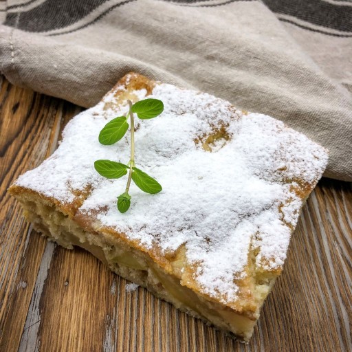Шарлотка с яблоком