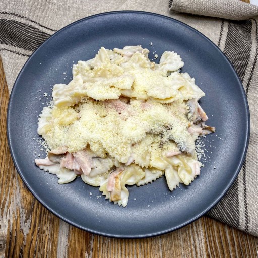 Паста с ветчиной и грибами