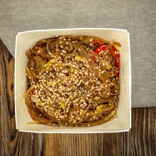 Фунчоза с курицей и овощами в остро-сладком соусе