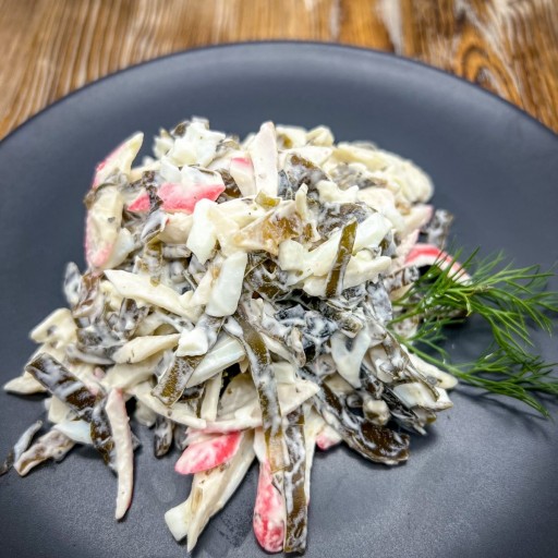 Салат с морской капустой и крабовыми палочками